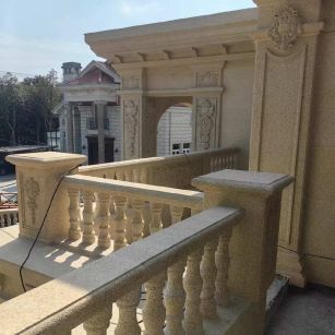 安阳 黄金麻别墅外墙干挂雕花配合阳台栏杆花瓶柱