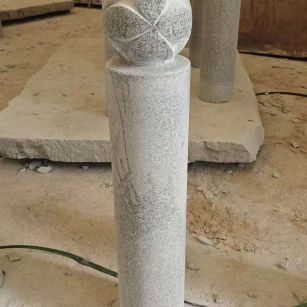 安阳 芝麻白花岗岩石材挡车石柱、停车柱、圆柱挡车柱、方柱挡车柱等