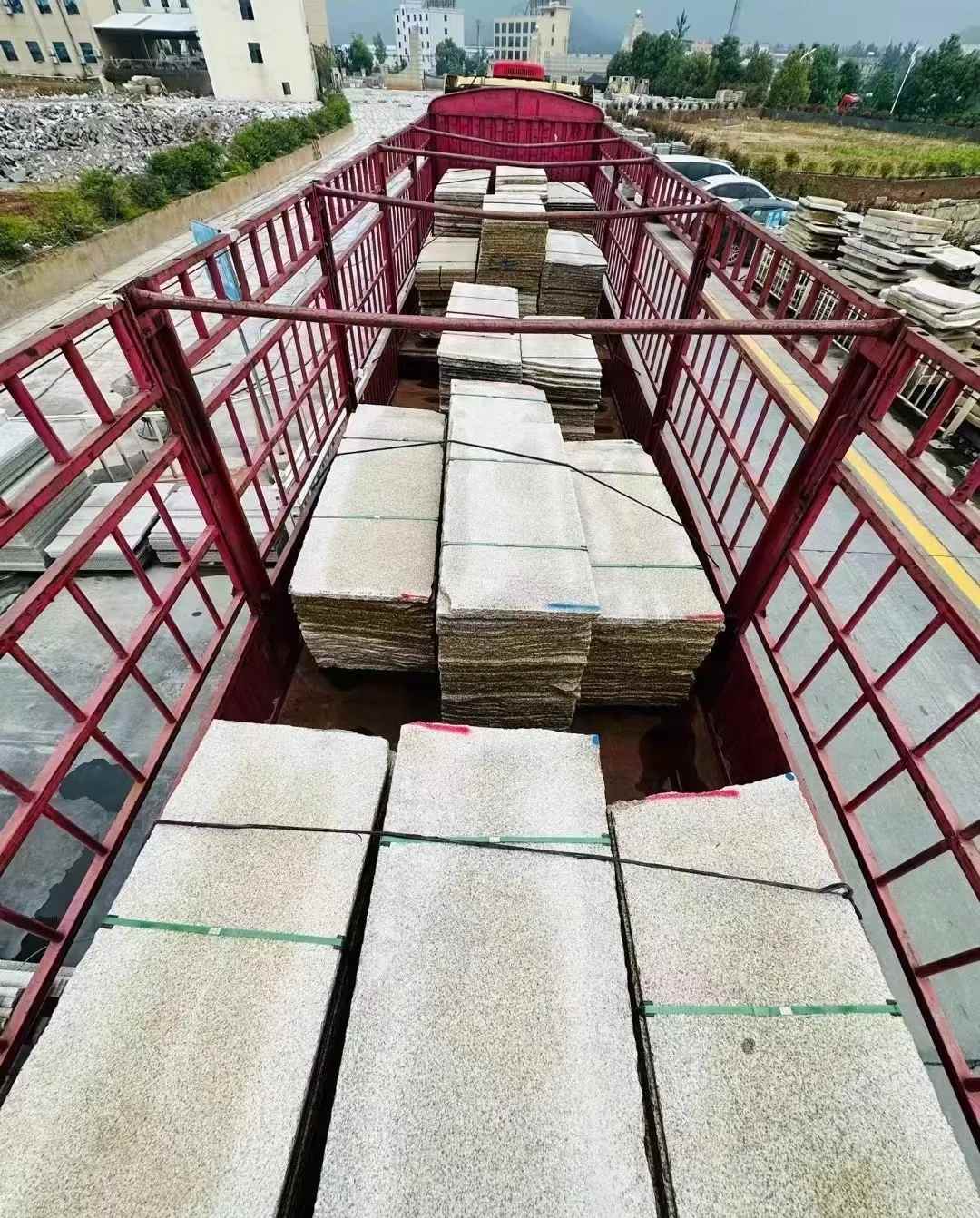 安阳 黄金麻花岗岩荔枝面，光面毛板装车完成