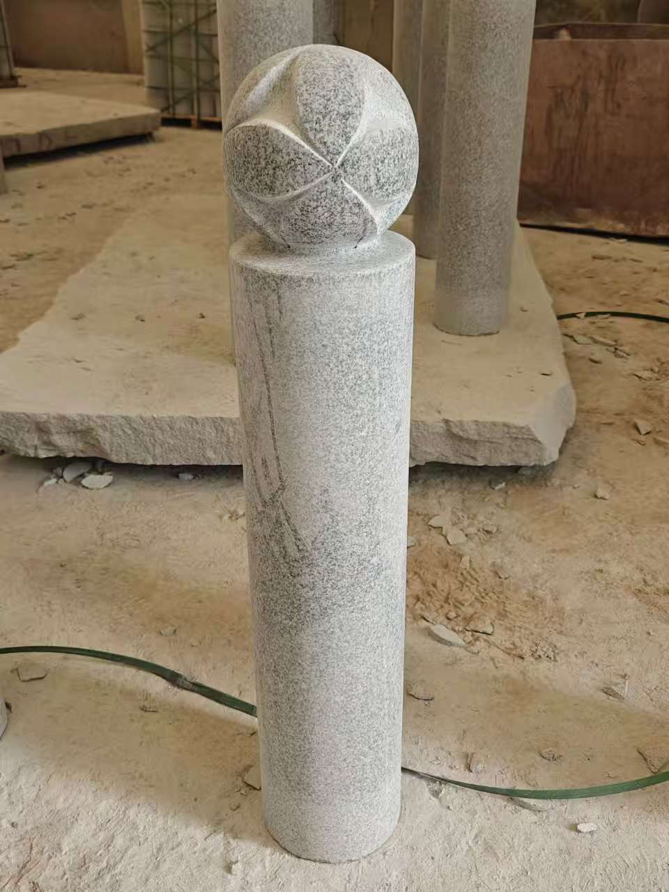 安阳 芝麻白花岗岩石材挡车石柱、停车柱、圆柱挡车柱、方柱挡车柱等