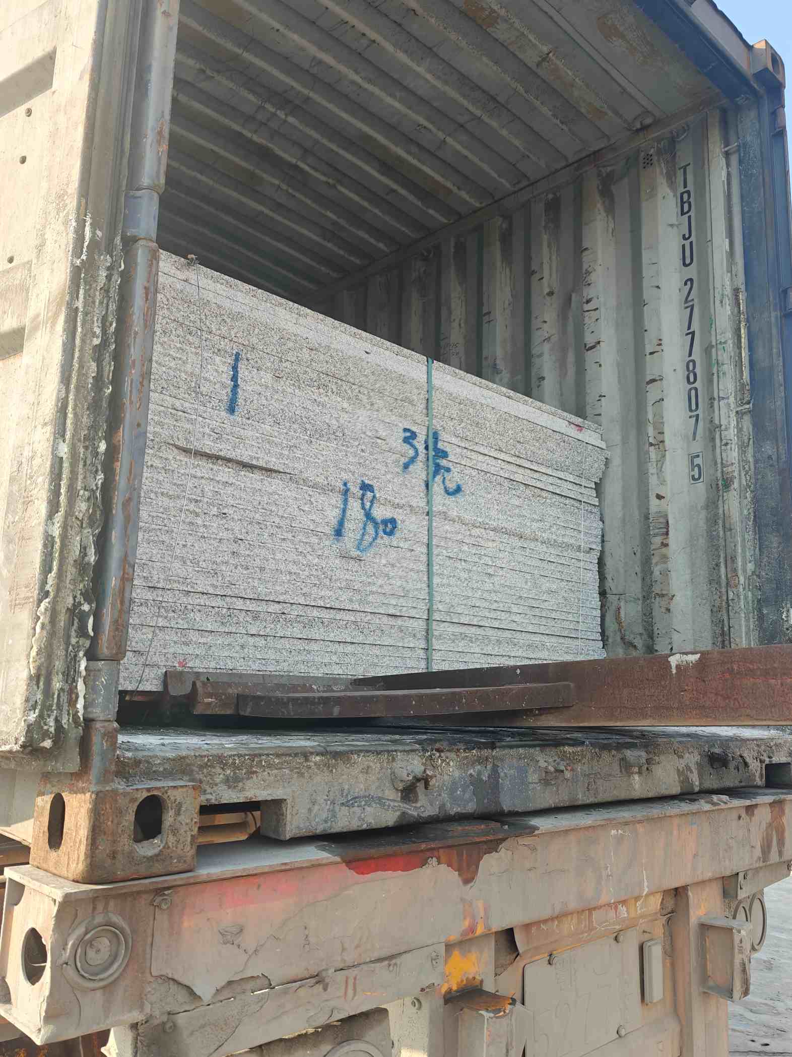 安阳 芝麻白花岗岩石材3.0公分光面毛板装柜出货