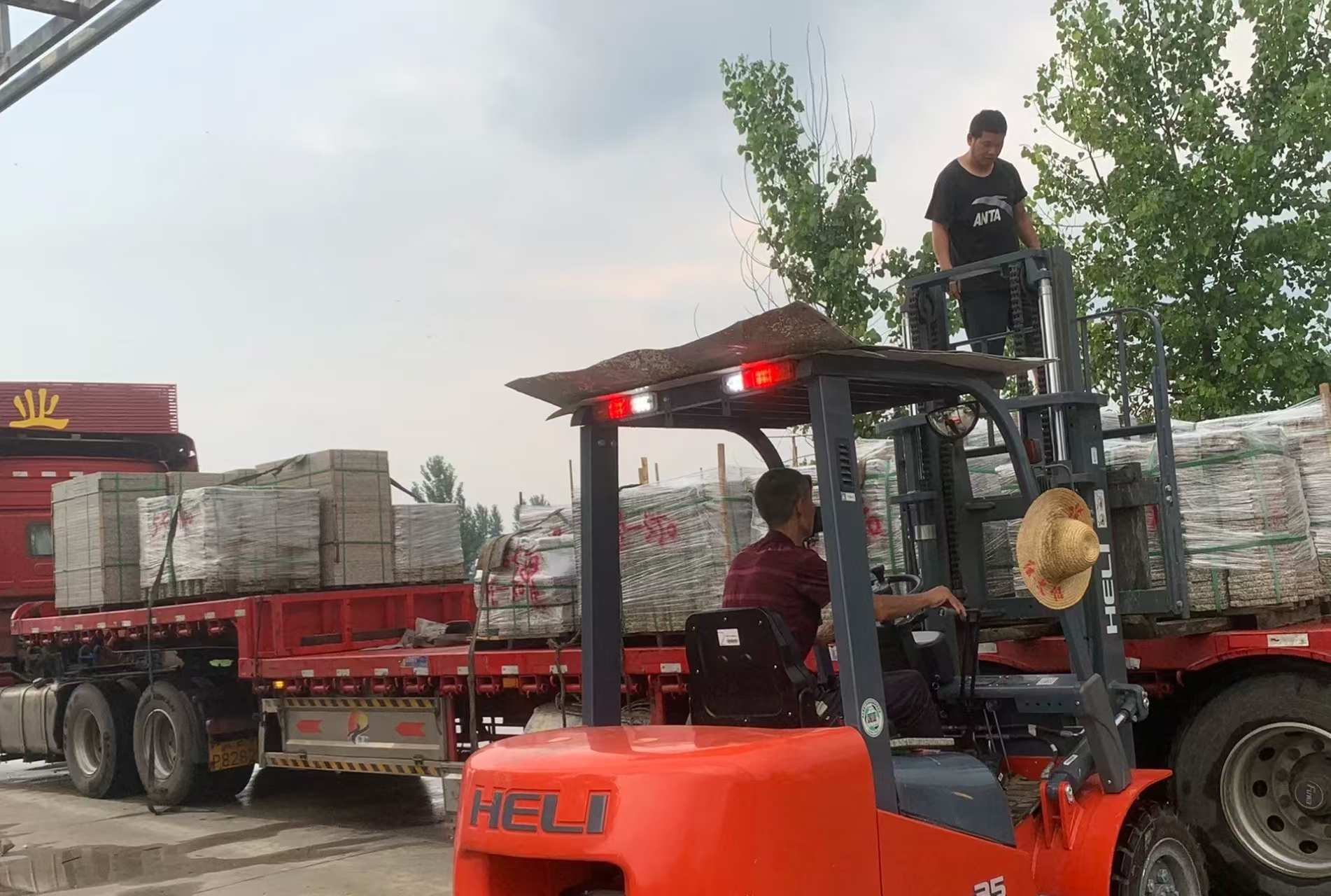 安阳 黄金麻冰裂纹，地铺石装车