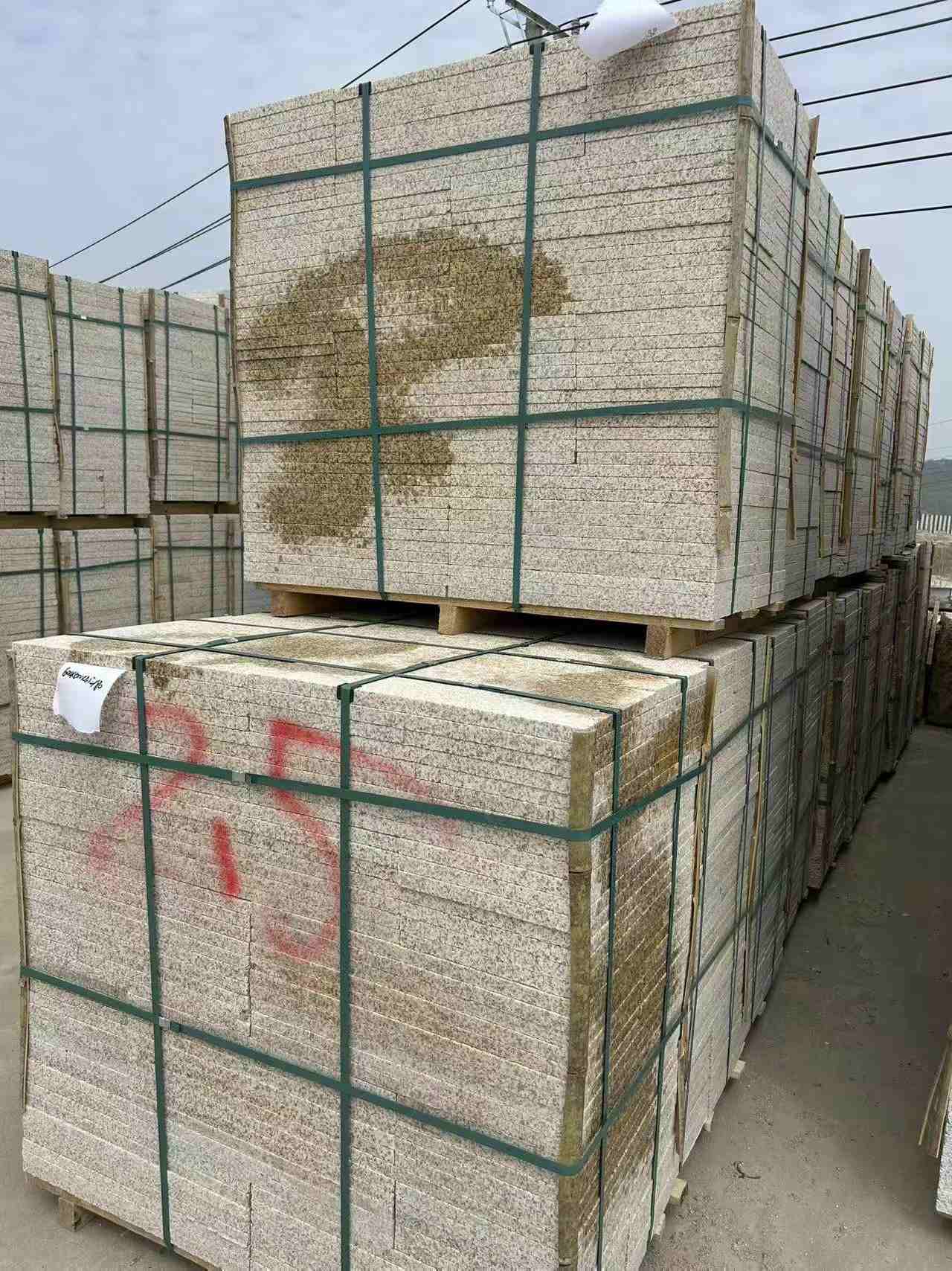 安阳 黄金麻花岗岩石材荔枝面地铺石2.5*300*600