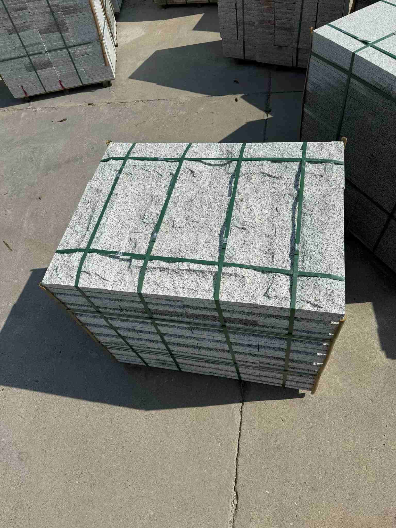 安阳 白麻花岗岩石材自然面蘑菇石成品