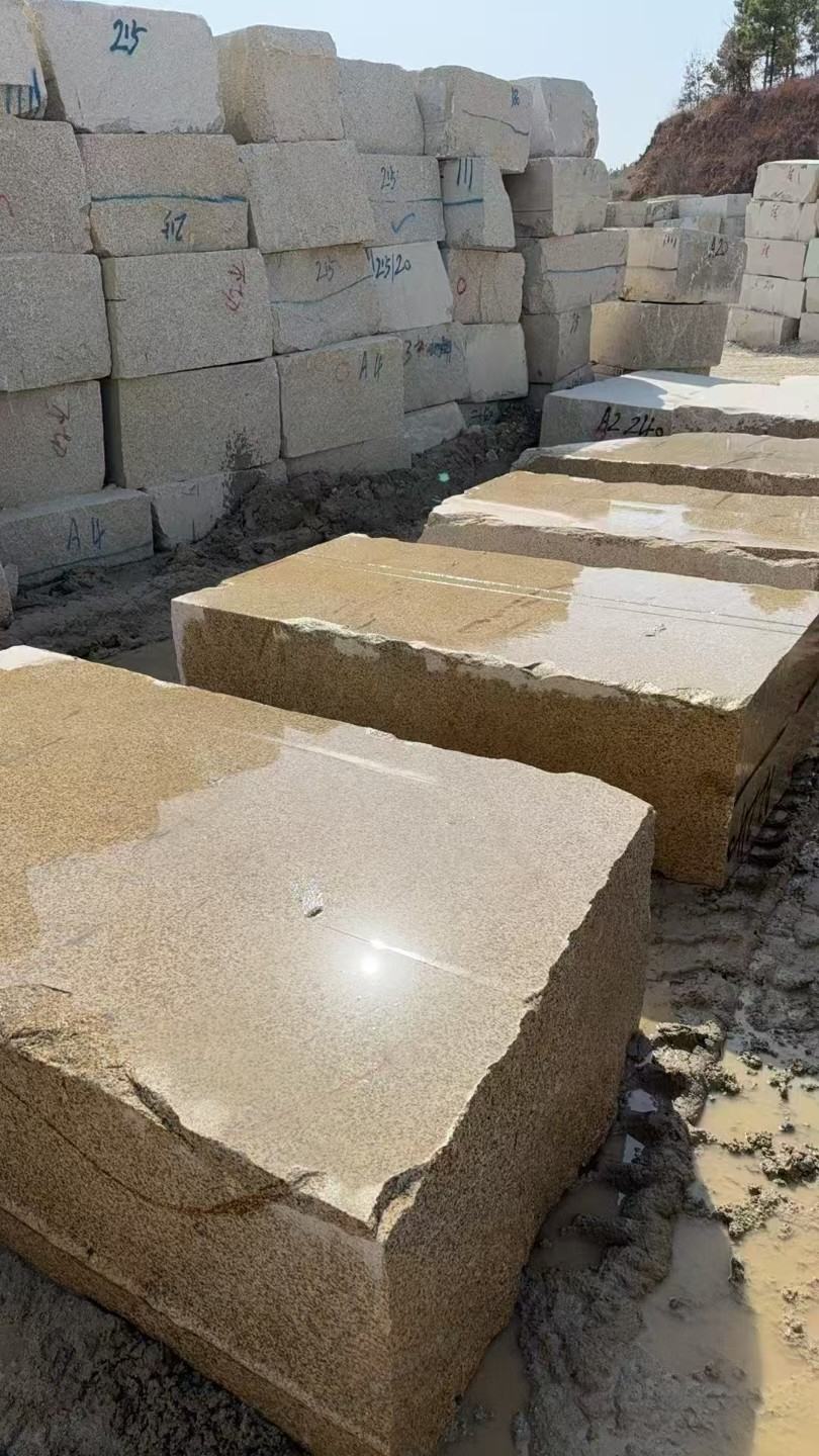 安阳 黄金麻方料堆场洗料分选中，原材料充足