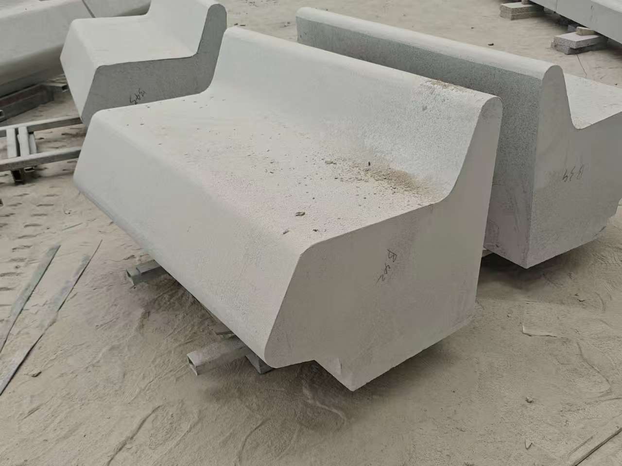 安阳 芝麻白花岗岩异形坐凳，石凳