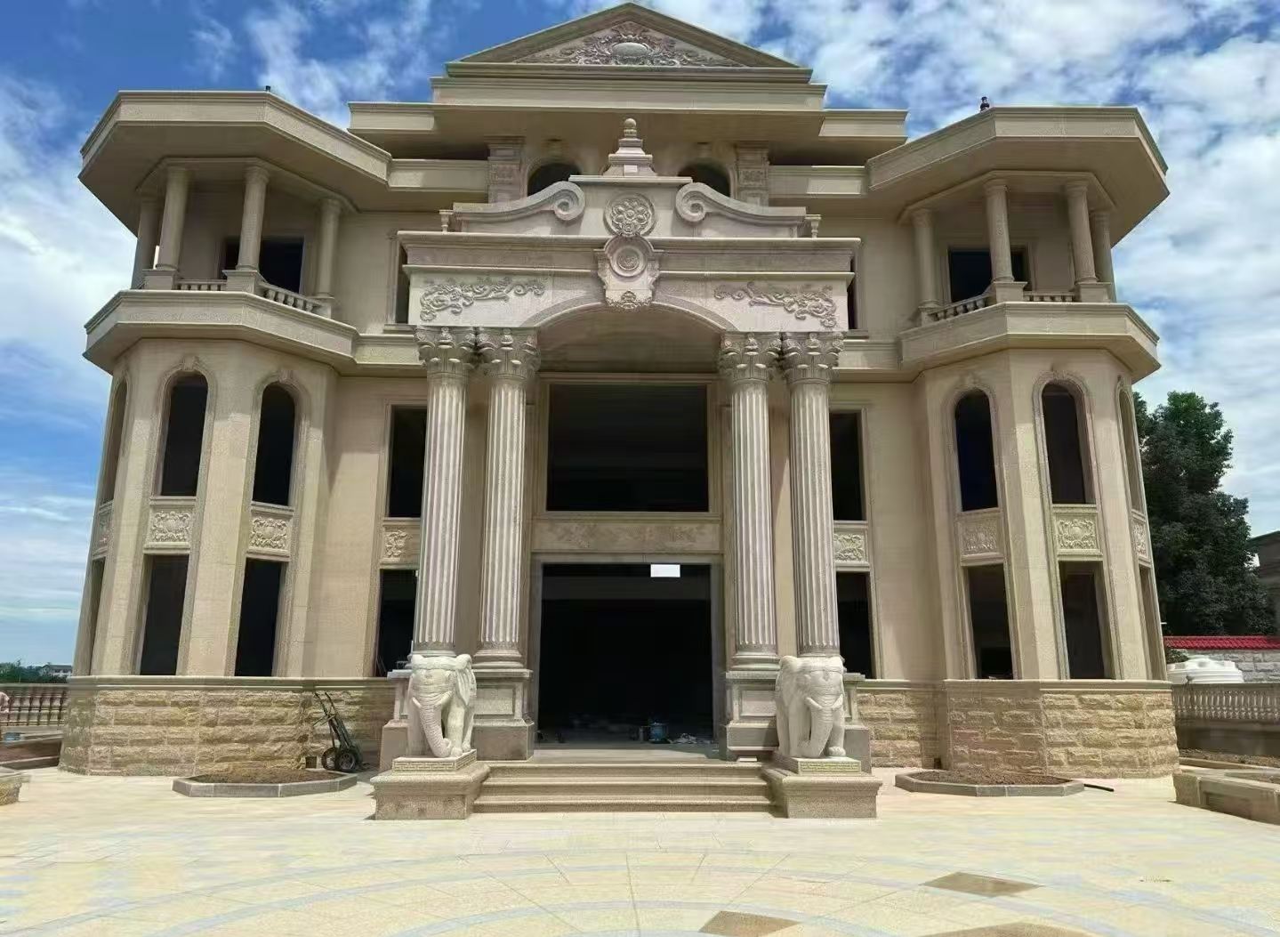 安阳 黄金麻别墅外墙干挂，大柱，大象，蘑菇石，雕花板