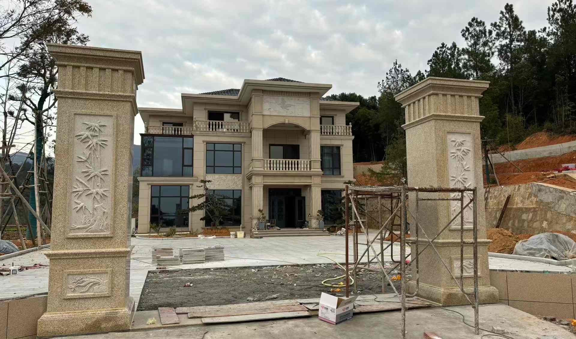 安阳 黄金麻花岗岩别墅雕花外墙干挂配上门口雕花罗马柱