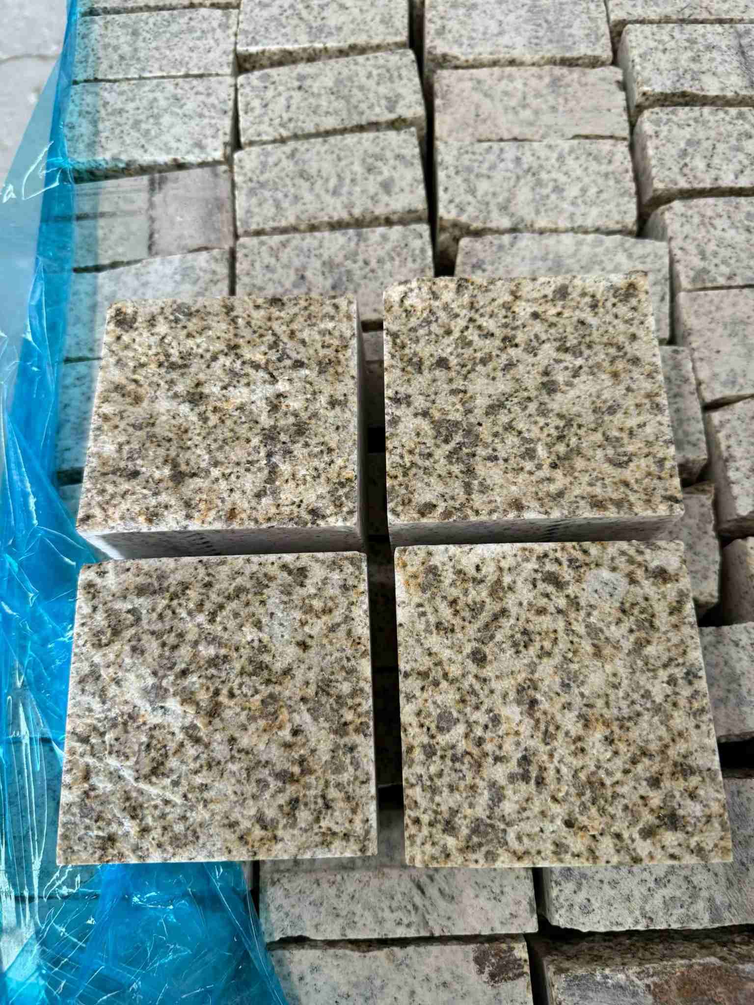 安阳 黄金麻花岗岩自然面小方块，弹石，马蹄石等