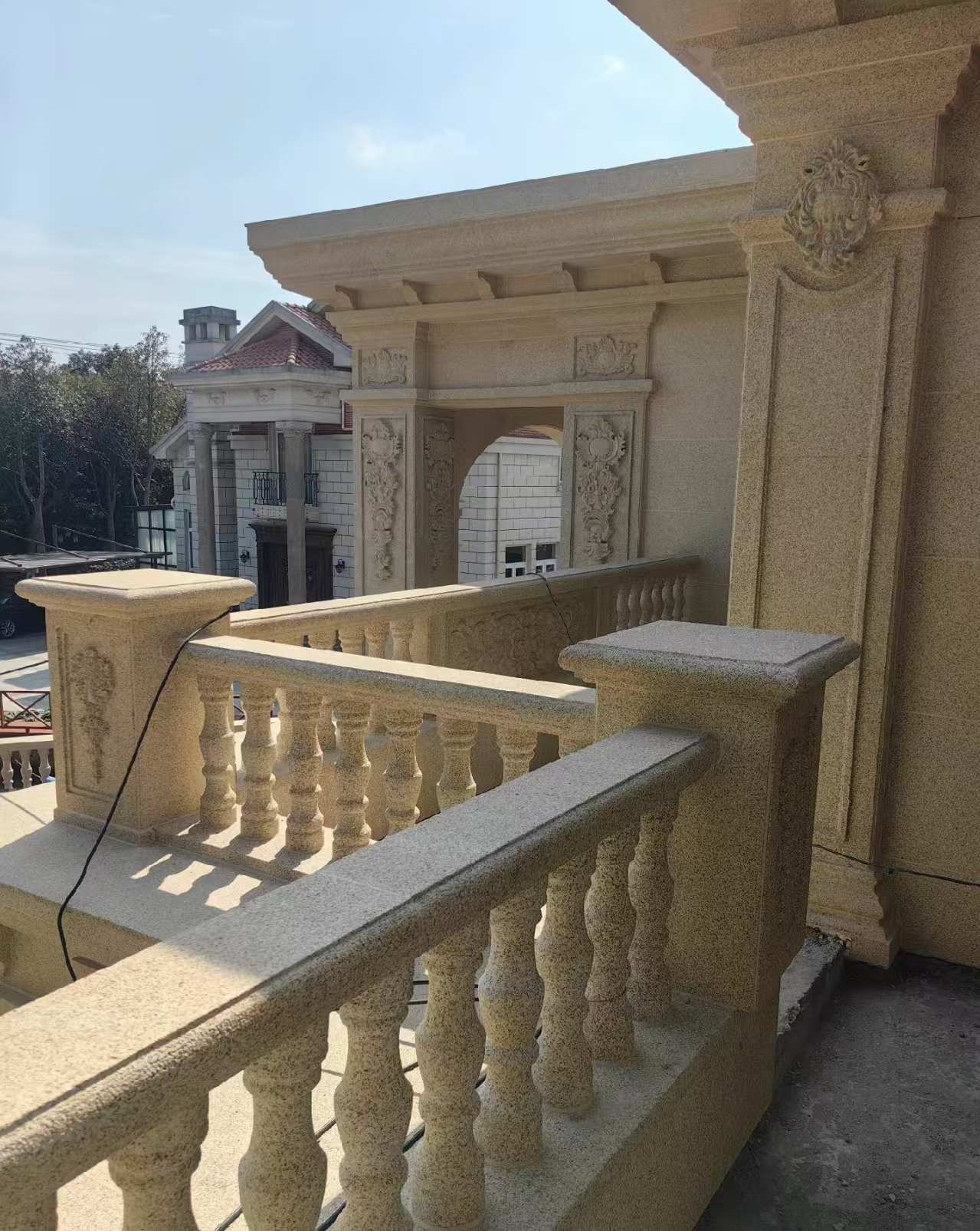 安阳 黄金麻别墅外墙干挂雕花配合阳台栏杆花瓶柱