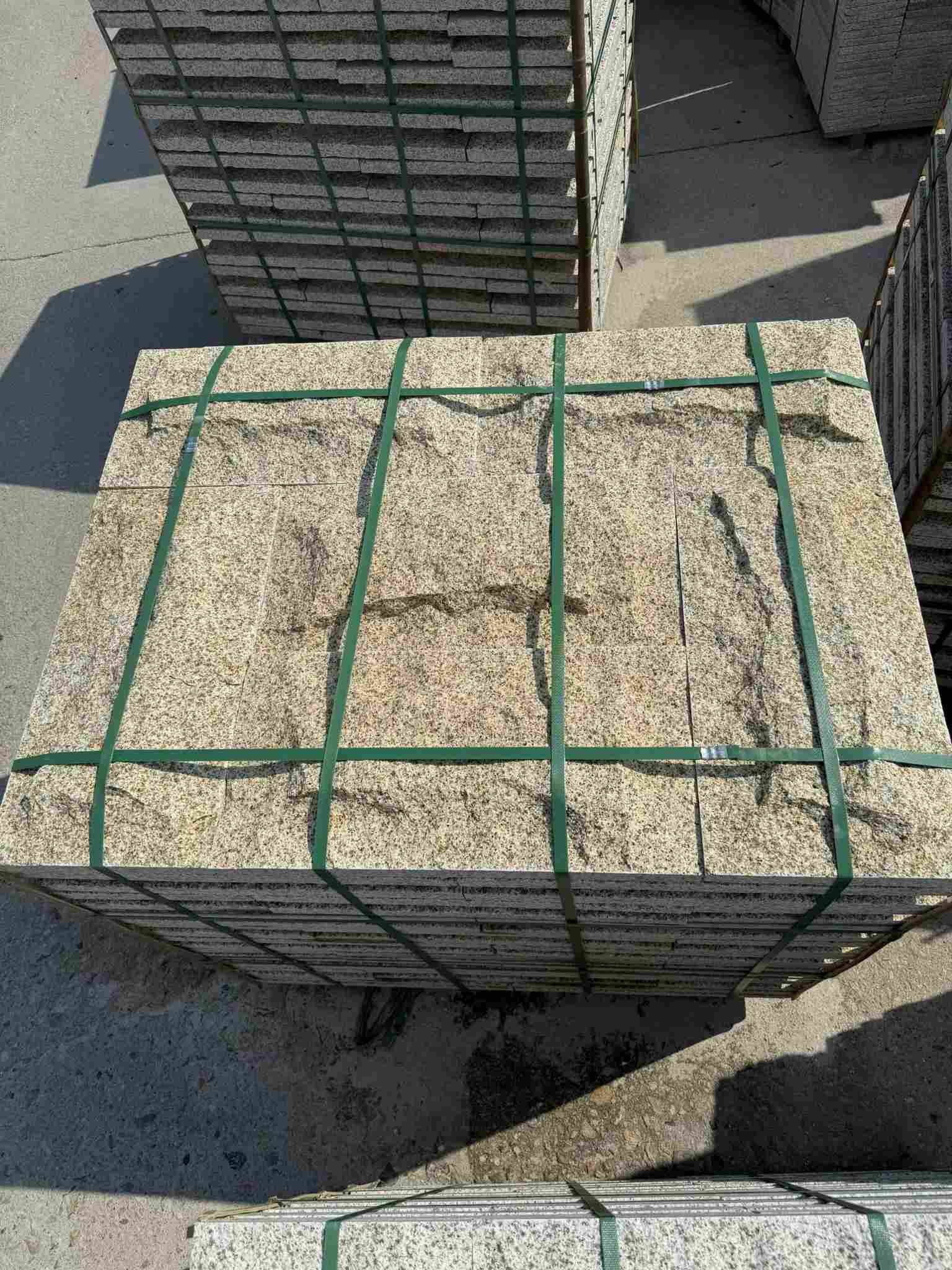 安阳 黄金麻花岗岩石材自然面蘑菇石成品