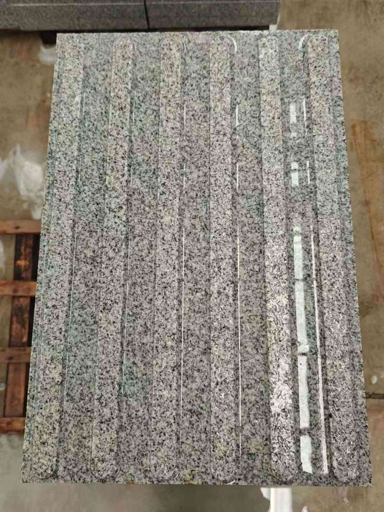 安阳 芝麻白花岗岩荔枝面雕刻盲道，盲条